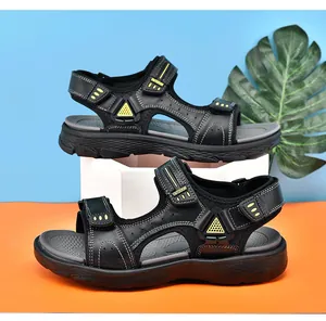 Vue détaillée des sandales d'extérieur pour hommes en cuir noir avec velcro réglable