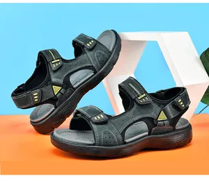Vue détaillée des sandales d'extérieur en cuir noir pour hommes avec velcro.