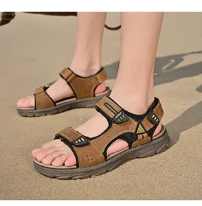 Gros plan sur les sandales en cuir marron pour hommes sur une plage de sable fin