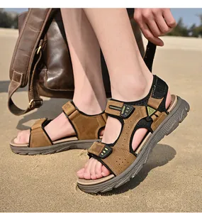Vue détaillée de sandales de plage en cuir pour hommes, légères et antidérapantes.