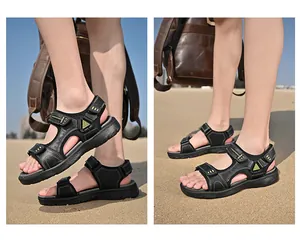 Détail des sandales d'extérieur pour hommes en cuir véritable noir sur le sable