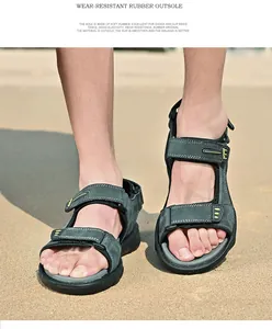 Gros plan de sandales en cuir pour hommes avec bout ouvert et semelle antidérapante