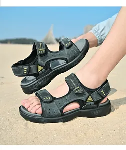 Sandales de plage en cuir pour hommes avec sangles réglables et semelles en caoutchouc antidérapantes.