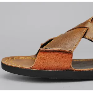 Nahaufnahme der gelben Nähte und der hochwertigen braunen Ledertextur bei Herren-Sandalen
