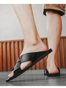 Detailansicht der schwarzen Leder-Crossover-Sandalen für Herren im Seitenprofil.