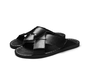 Detailansicht der schwarzen Herren-Ledersandalen mit weißen Kontrastnähten