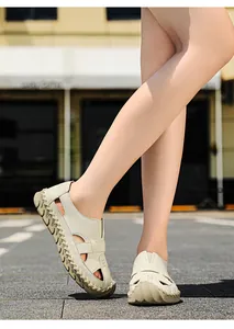Detailansicht der beigen handgenähten Sandalen mit Cut-outs für Strand und Outdoor.