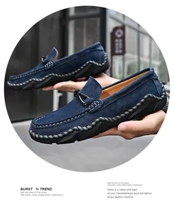 Seitenansicht von dunkelblauen Wildleder-Slippern mit handgenähten Details