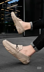 Detailansicht beige Herren Slipper aus Wildleder mit handgenähter Sohle im Urban-Stil.