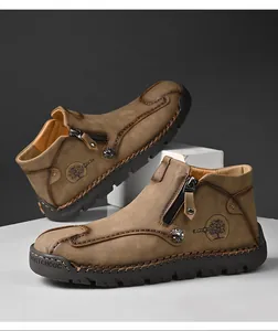 Detalle de botas Martin de cuero cosidas a mano para hombre con cremalleras laterales.