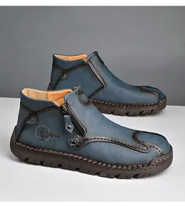 Detalle de botas Martin de cuero azul con suela cosida a mano y cremallera lateral