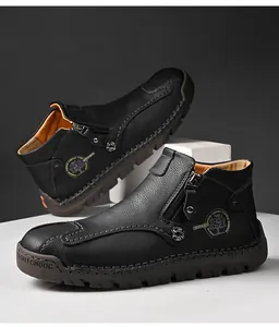 Detalle de las botas de cuero para hombre con costuras hechas a mano y cremallera lateral.