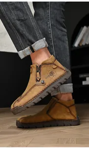 Primer plano de botas Martin de cuero marrón con costuras hechas a mano en un modelo