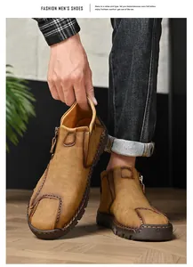 Primer plano de botas de cuero marrón para hombre con costuras manuales y cremallera