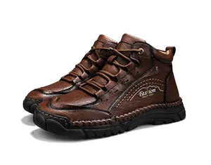 Detailansicht der braunen Lederstiefel für Herren mit Schnürung und Gummisohle.