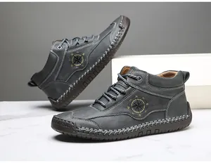 Nahaufnahme von Herren Martin Boots mit handgefertigten Nähten und Kompass-Logo-Design