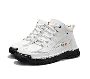 Seitenansicht weißer Herren-High-Top-Lederstiefel mit langlebiger schwarzer Gummisohle