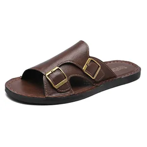 Sandales pour hommes en cuir marron foncé avec deux boucles dorées ajustables