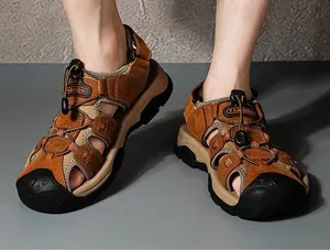 Gros plan de sandales d'extérieur marron pour hommes avec un design creux et respirant