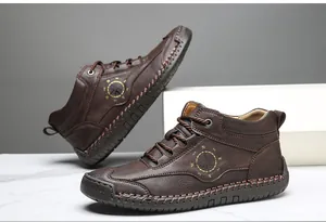 Detailansicht brauner Herren-Freizeit-High-Top-Stiefel mit handgefertigten Nähten