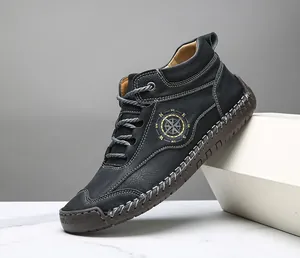 Handgenähte Herren-Leder-Martin-Stiefel mit detailliertem Kompass-Druck an der Seite