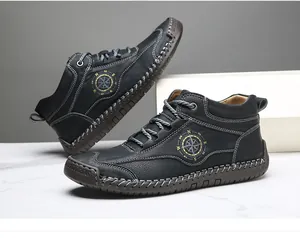 Detailansicht der Herren-Lederstiefel mit Kompass-Logo und einer handgenähter Sohle