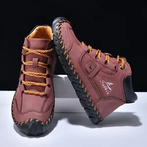 Seitenansicht herren rotbraune High-Top Martin Boots mit handgenähten Details