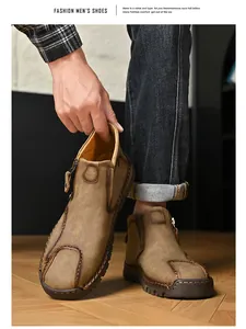 Vista detallada de botas de cuero marrón para hombre cosidas a mano con cremallera.