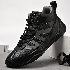 Bottines en cuir noir pour hommes avec finition texturée et lacets à serrage rapide.