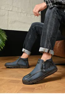 Vista detallada de las botas Martin de cuero azul cosidas a mano para hombre con cremallera.