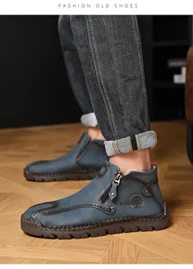 Detalle de las botas Martin de cuero azul cosidas a mano con cremallera lateral y suela de goma