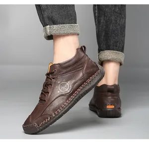 Detailansicht brauner Herren-Arbeitsstiefel aus Leder mit Handnaht und Kompass-Logo.