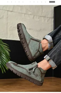 Detalle de botas Martin de cuero verde cosidas a mano con cremallera para hombre.