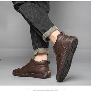 Detailansicht der braunen Herren-Arbeitsstiefel aus Leder mit handgenähten Nähten.