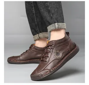Detail von braunen Herren-Martin-Boots mit handgefertigter Naht und Kompass-Logo.