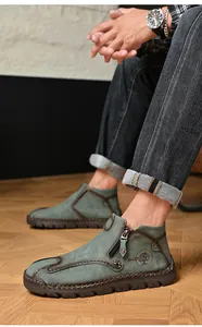Vista detallada de botas casuales para hombre en ante verde cosidas a mano con cremallera
