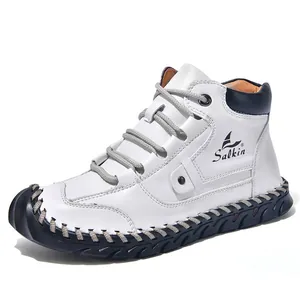 Detaillierte Ansicht der weißen Leder-High-Top-Boots mit handgenähter Sohle für Herren