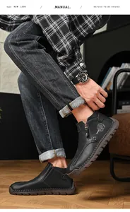 Primer plano de botas de cuero negro cosidas a mano para hombre en estilo de vida