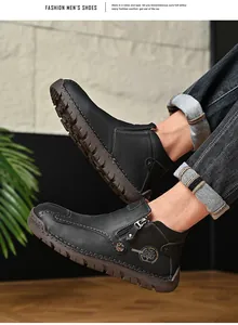 Detalle de las botas Martin para hombre en cuero negro con costuras a mano y cremallera