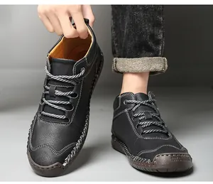 Detailaufnahme der schwarzen Herren-Martin-Boots mit Handnähten und grauen geflochtenen Schnüren