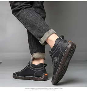 Detailansicht der handgenähten schwarzen Leder-Martin-Stiefel für Herren mit Profilsohle