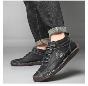 Detailansicht schwarzer Herren-Martin-Stiefel mit Handnähten und Kompass-Logo-Verzierung