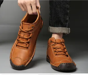 Detaillierte Ansicht der braunen handgenähten Herren-Martin-Stiefel mit Lederstruktur