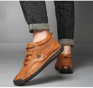 Detail von braunen handgenähten Herren-Martin-Stiefeln im lässigen High-Top-Outdoor-Design