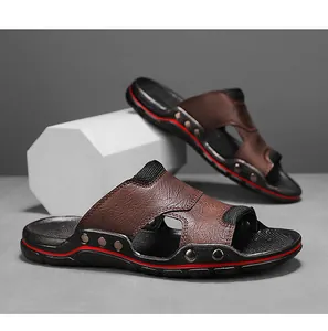 Detailansicht der braunen Leder-Herren-Sandalen mit rotem Akzent und Mesh-Textur.