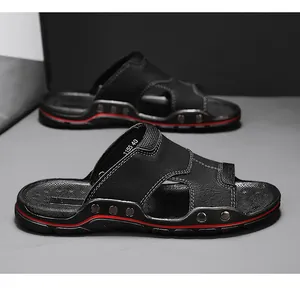 Seitenansicht schwarzer Leder-Herren-Sandalen mit markanten roten Akzenten und Nieten