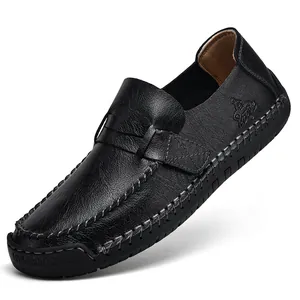 Mocassins classiques en cuir noir pour hommes avec coutures main et logo de chevalier