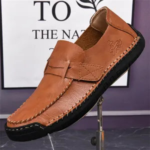 Mocassins en cuir marron faits à la main pour hommes avec design slip-on élégant