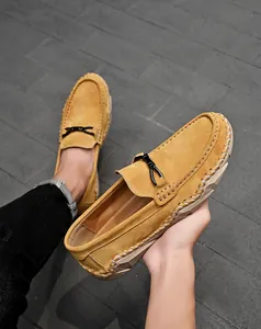 Detailansicht der senfgelben Wildleder-Loafer für Herren mit Metallschließe und Nahtsohle