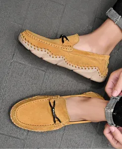 Makro-Detail der gelben Wildleder-Loafer für Herren mit handgenähten Sohlen und Metall-Schnallen.